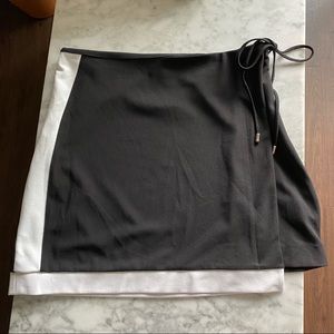 Chic and versatile Halston mini skirt!